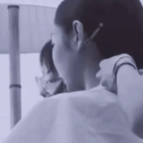 Jennie新歌不管在哪🚬不离手 