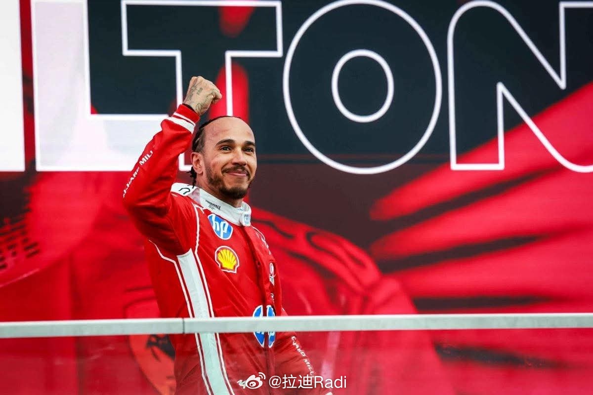 汉密尔顿在f1﻿ ﻿ 加拿大站赛后表示，和维斯塔潘的缠斗体验绝佳，仿佛找回了往日