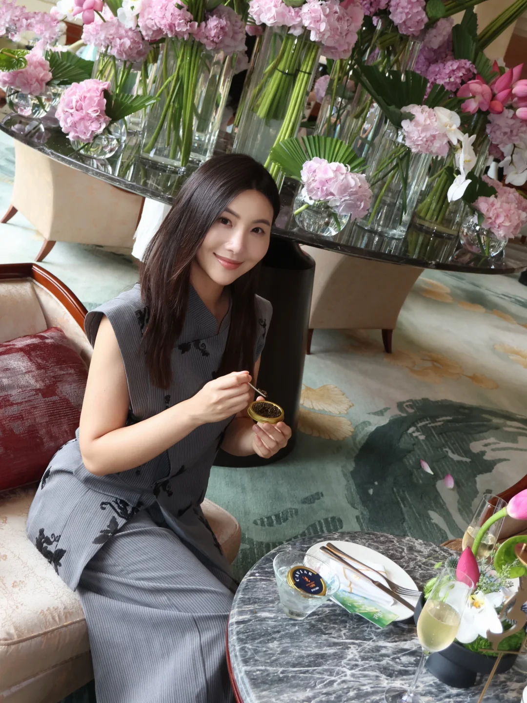 夏日的午后，一口鱼子酱配甜