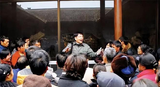 2010年，臭名昭著的大地主刘文彩的后人在故乡发起了一次祭祖活动，并准备了75桌