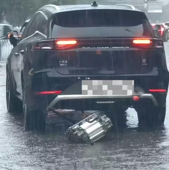 【比亚迪回应行驶中后电机脱落：系底盘严重磕碰所致，非产品质量问题】近日有网传视频