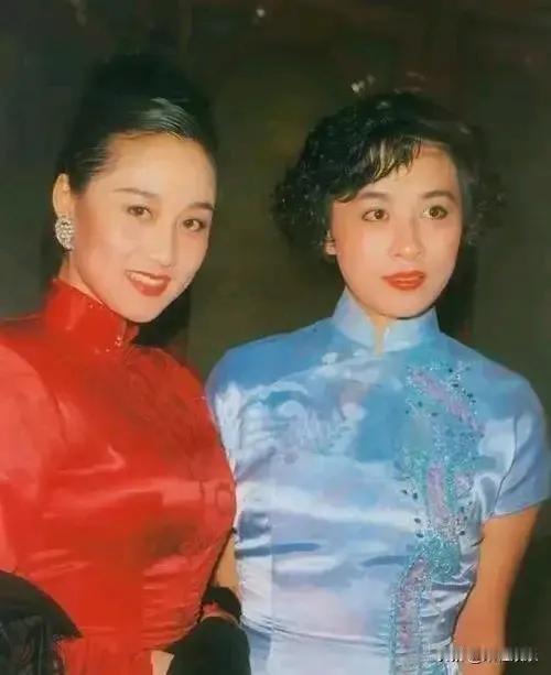 其实利智笑起来很美，但她很多合影都不爱笑，有种冷冷的感觉。神秘的她，婚姻经营有道