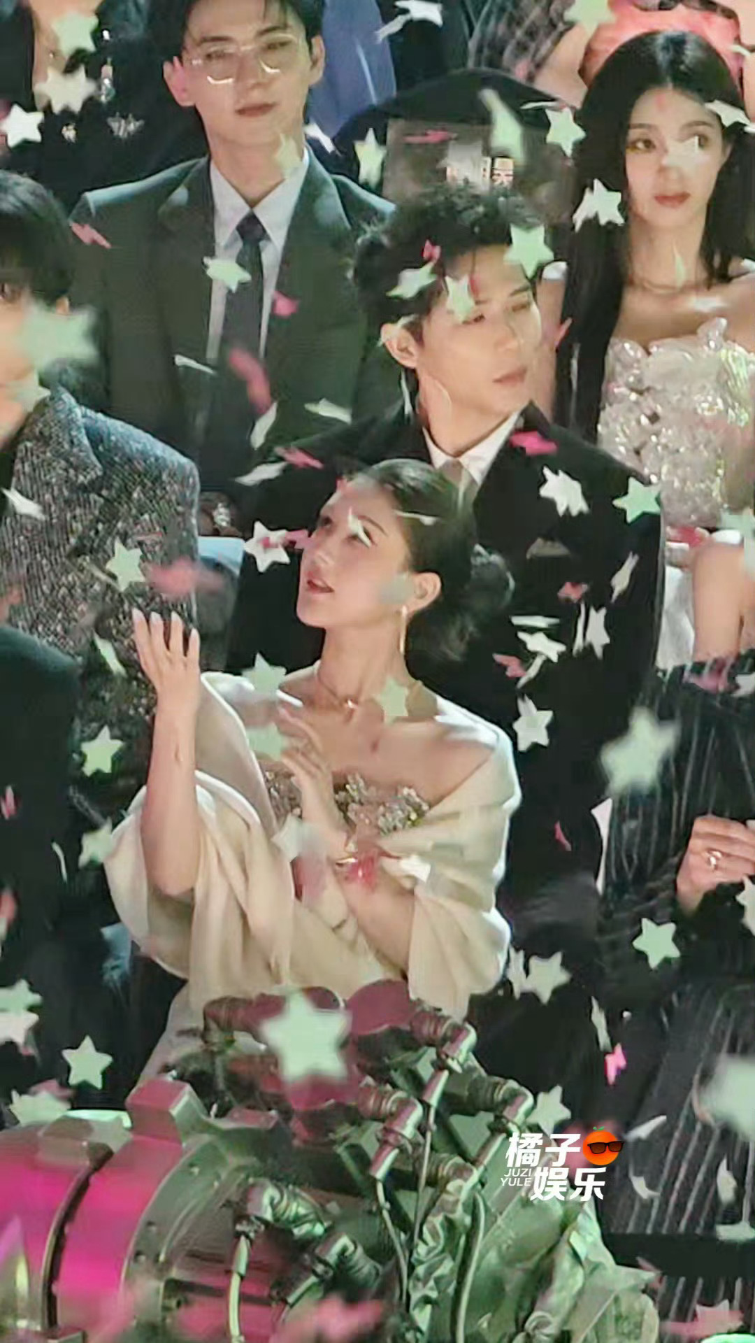赵露思就是坐在这接彩纸都这么有氛围感星光大赏内场