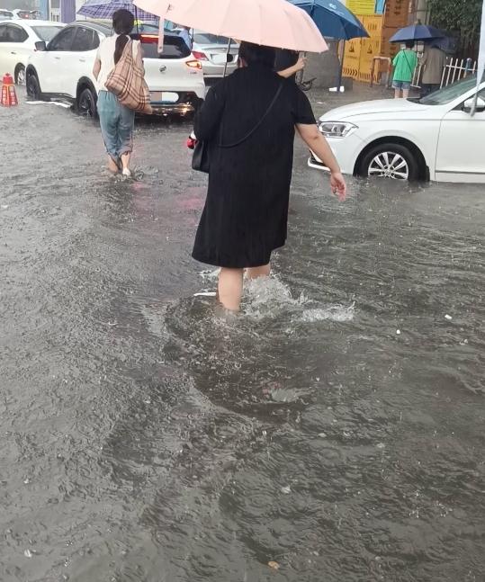 外出办事，刚下车就撞上一场大雨。伞是撑开了，可裤子早湿透，鞋子一踩一冒泡，干脆灌
