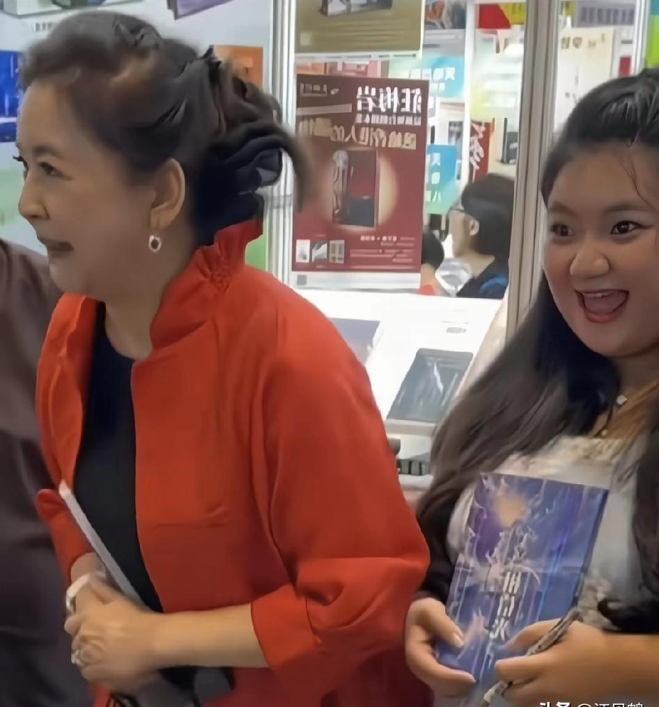 胡慧中女儿何嘉珍，没继承妈的美貌，却凭诗集《凿光》入围了金典奖新人奖，这反差够大