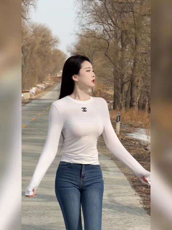 冬日漫步，白色长袖与蓝色牛仔裤的完美搭配，尽显简约时尚。女生怎么穿搭会看上去很优