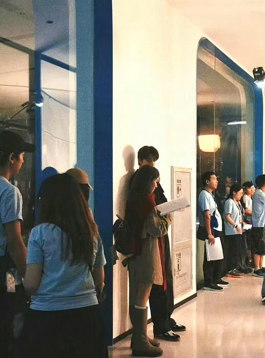 折月亮路透来了，又是长靴风衣，好好拍吧希望镜头好看点 ​​​