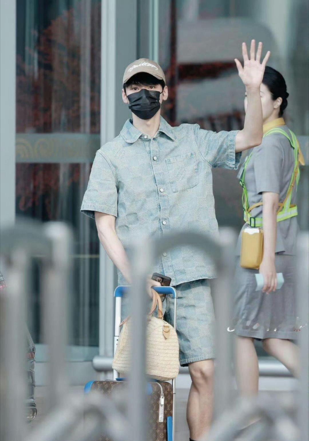 品牌大使龚俊启程LV上海大秀 期待地球球草时尚龚皇的本次上海lv非凡之旅[耶][