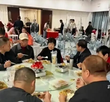 2023年，在湖北武汉闹出“天大的笑话”，一男子在酒店办婚礼，他们竟然用盒饭招待