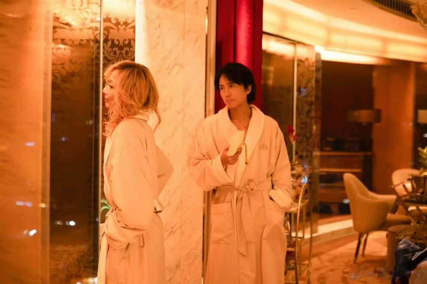 黄子华郑秀文这段拉扯感 天啦噜！黄子华郑秀文在《夜王》中躺腿、浴袍拉扯，暧昧气息