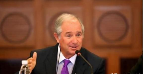 美国超级富豪苏世民，公开放话：“美国正在把中国逼成无法战胜的对手！”随后，他捐款