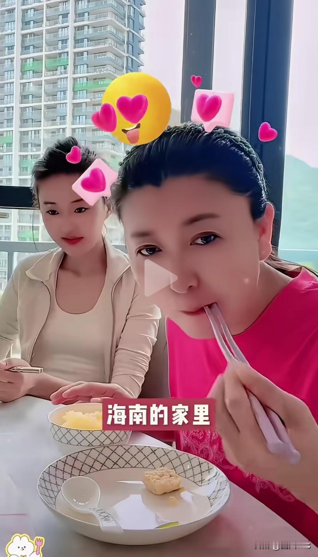 一顿饭六七个菜还哭穷！
演员闫学晶晒三亚家里的伙食，这顿饭有鱼，青菜，有德州扒鸡