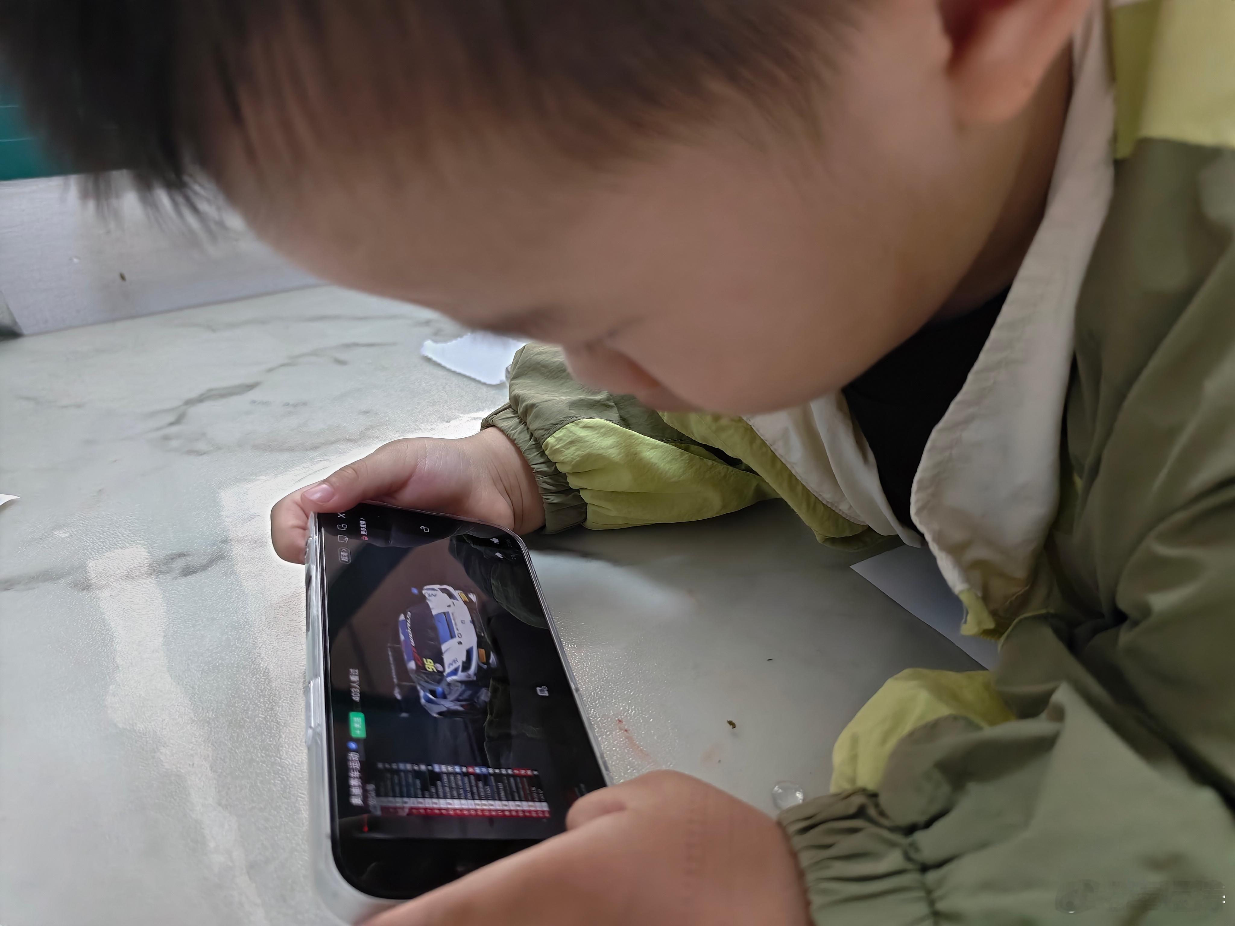 我在看北京亦庄GT挑战赛，小甜橙听到哄哄哄的声音跑过来说“爸爸我也要看赛车”结果
