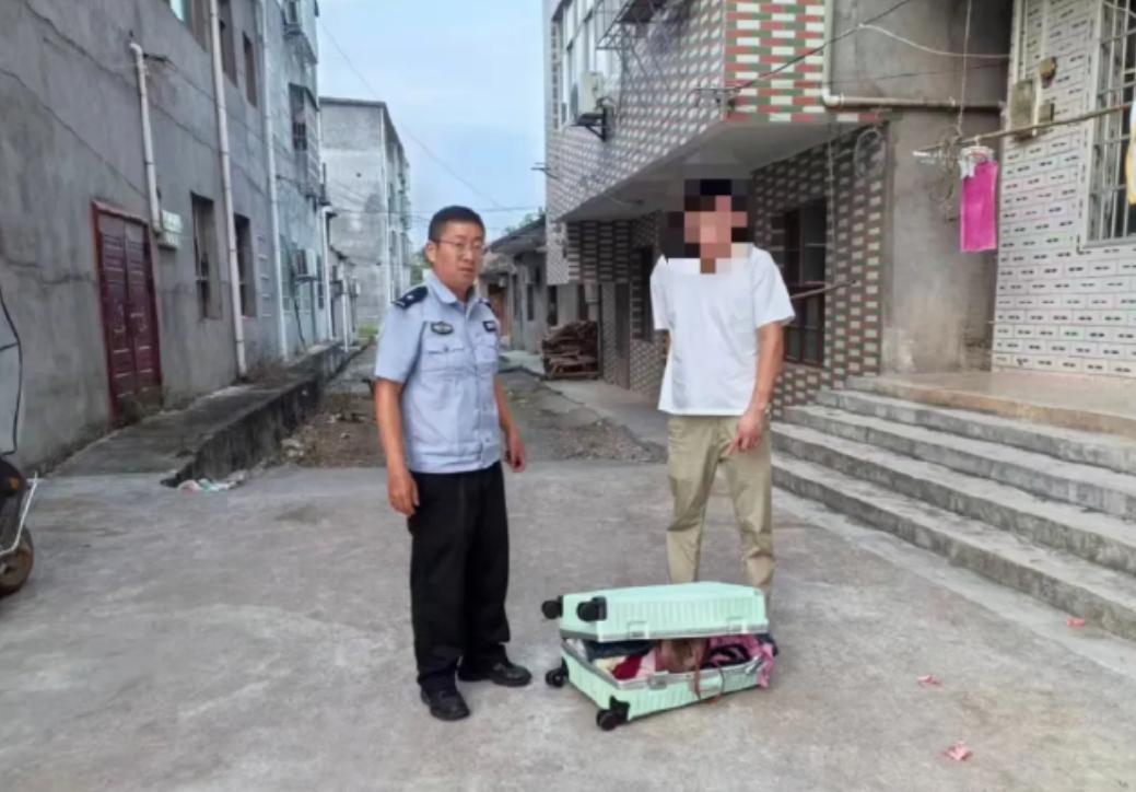通山县，一名男子跟自己的妻子发生了剧烈的争吵，男子情绪暴怒，吵不过妻子，就拎起屋