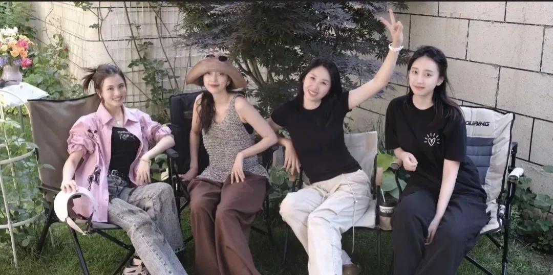 辽篮太太团大聚会，从左到右依次是赵继伟媳妇、李晓旭媳妇、韩德君媳妇、丛明晨媳妇。