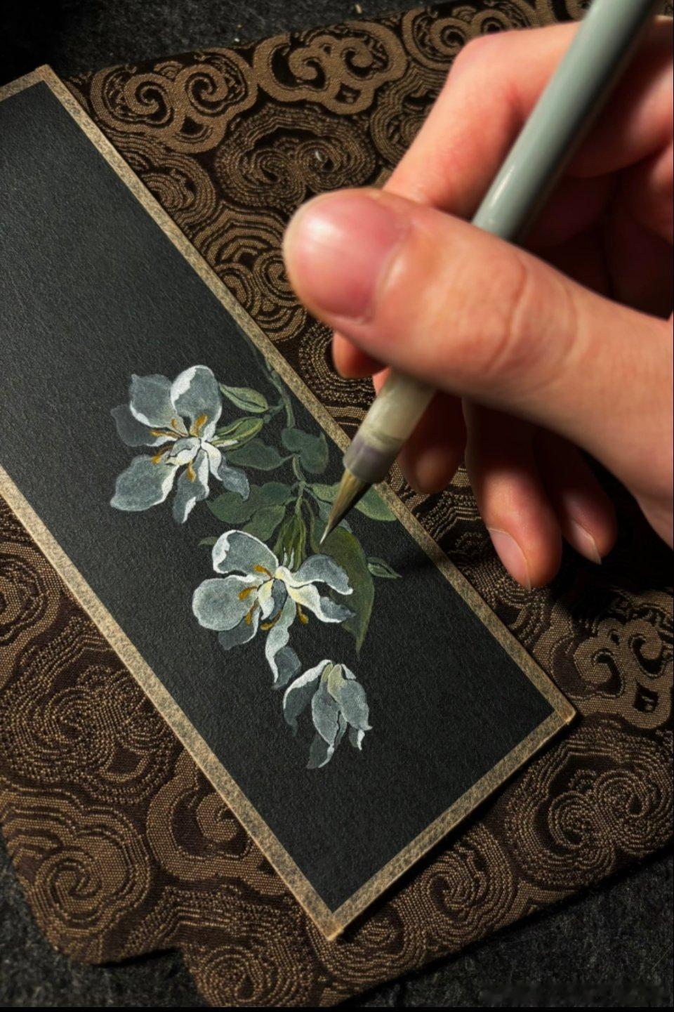 这颜色看起来心好静就像生长在幽潭的花朵~ 