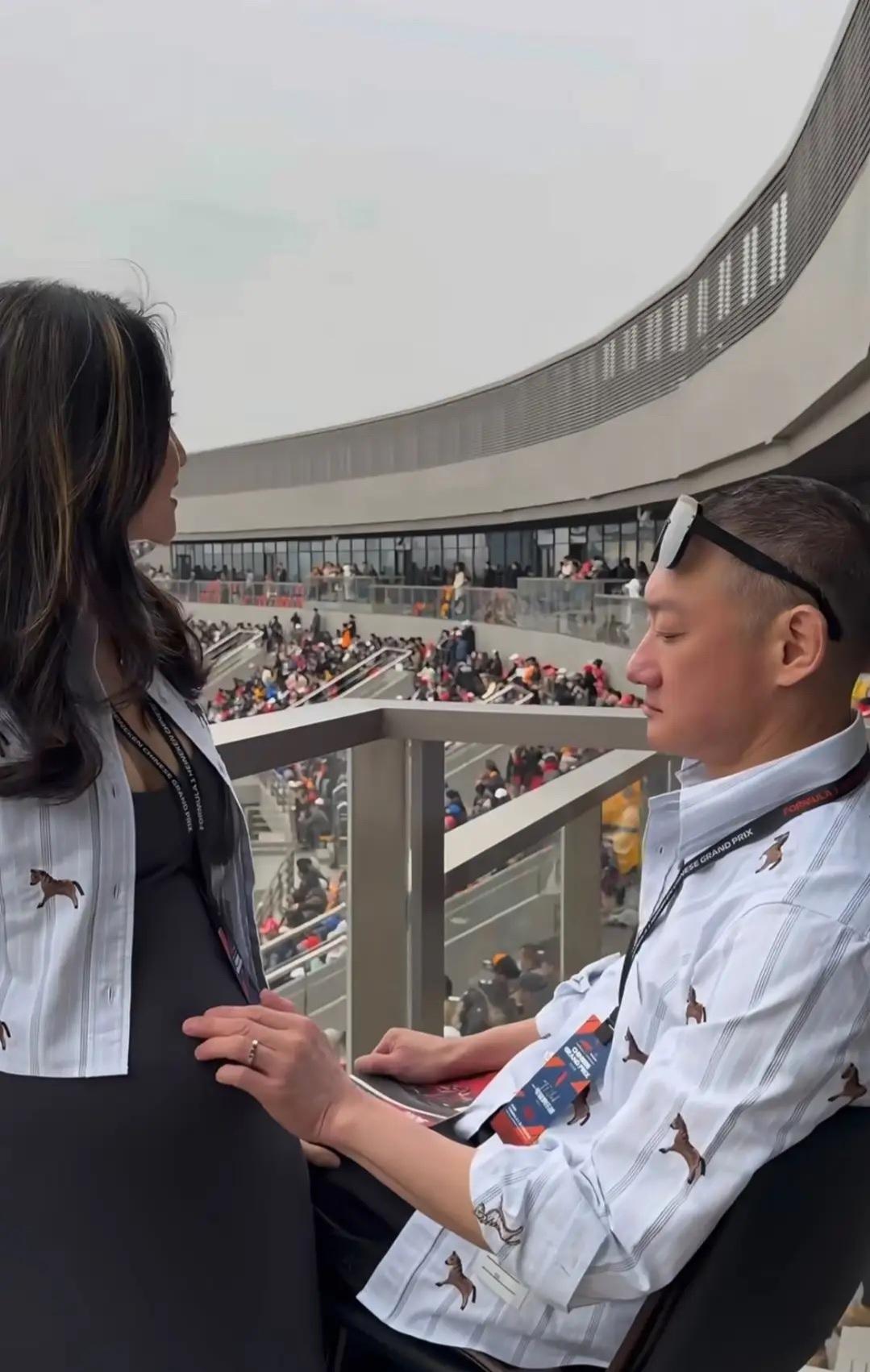 汪雨携娇妻崔璨观看F1赛车，他的妻子长相神似谷爱凌，汪雨时不时就看她的腹部，看着
