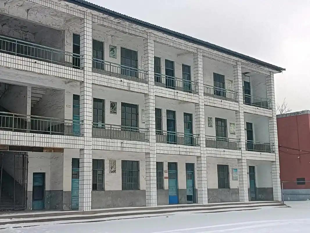 2004年，我爸送我到50公里外的地方读高中，交完学费和杂七杂八的费用，剩下15