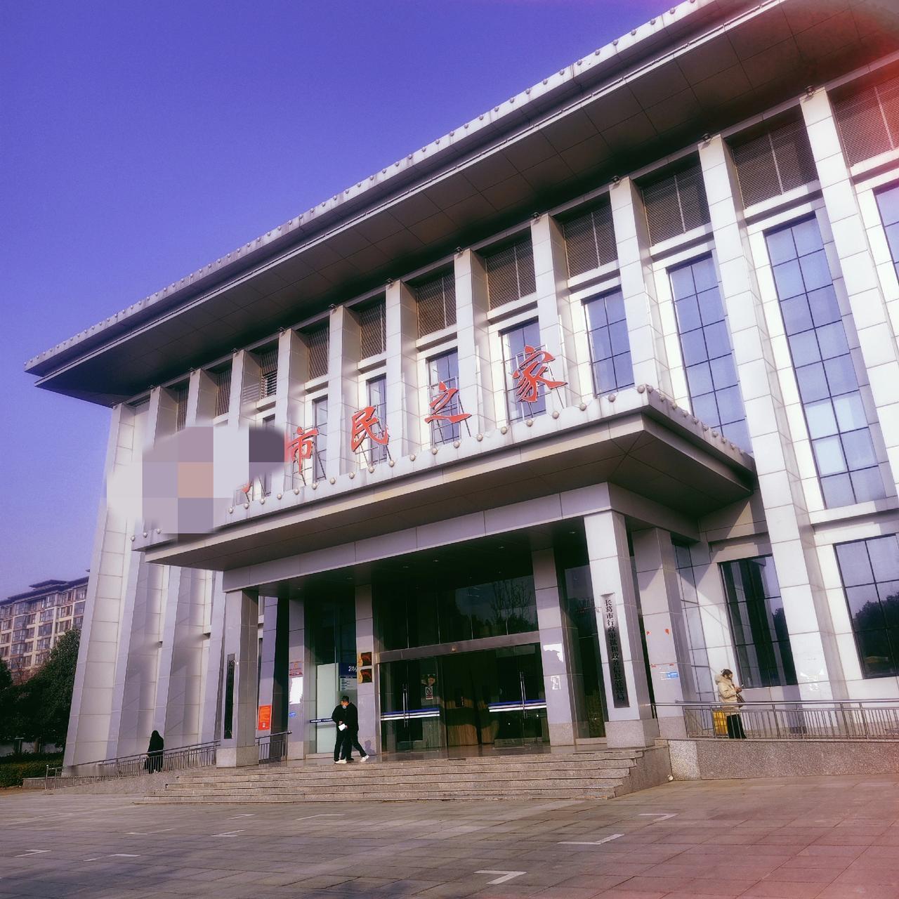 你们知道吗？公共场合是禁止男士吸烟的。这不，我刚走到门口，就瞧见旁边有两位男士叼