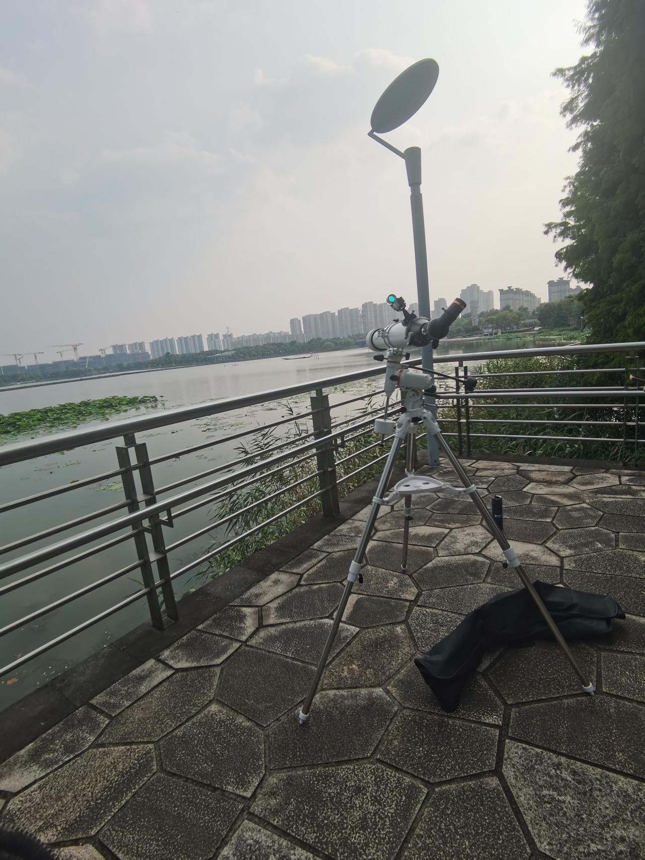 洋泾湖有人玩天文望远镜，我看了一下，龙舟上的小红旗很清晰。洋泾湖