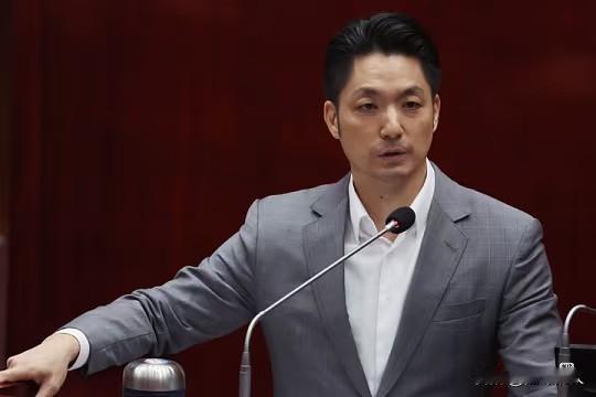 蒋万安又开口了，这回是为了一块毛巾。

9月27日，名古屋亚运赛场，台湾球迷挥舞