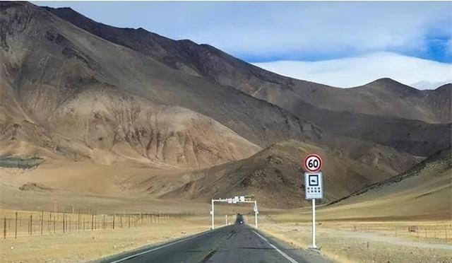 1963 年我国和巴基斯坦签订界约，锡亚琴山脉15 座山峰为两国共有。但是198