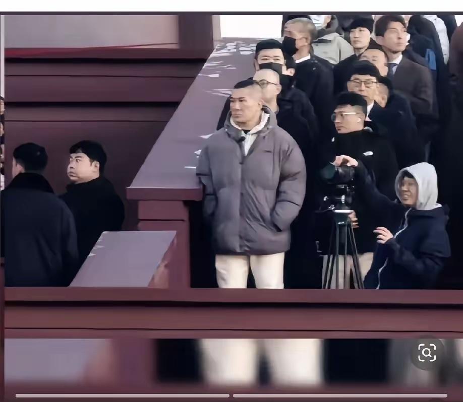 不管你喜不喜欢台湾网红馆长这个人，或者说你怀疑馆长目前的表现是不是作秀，但你必须