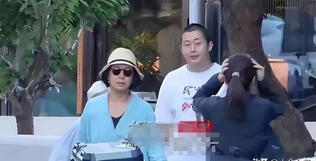 蒋雯丽，冲上热搜，这一次，不是复出拍戏，而是25岁的儿子近照曝光，不像爸也不像妈