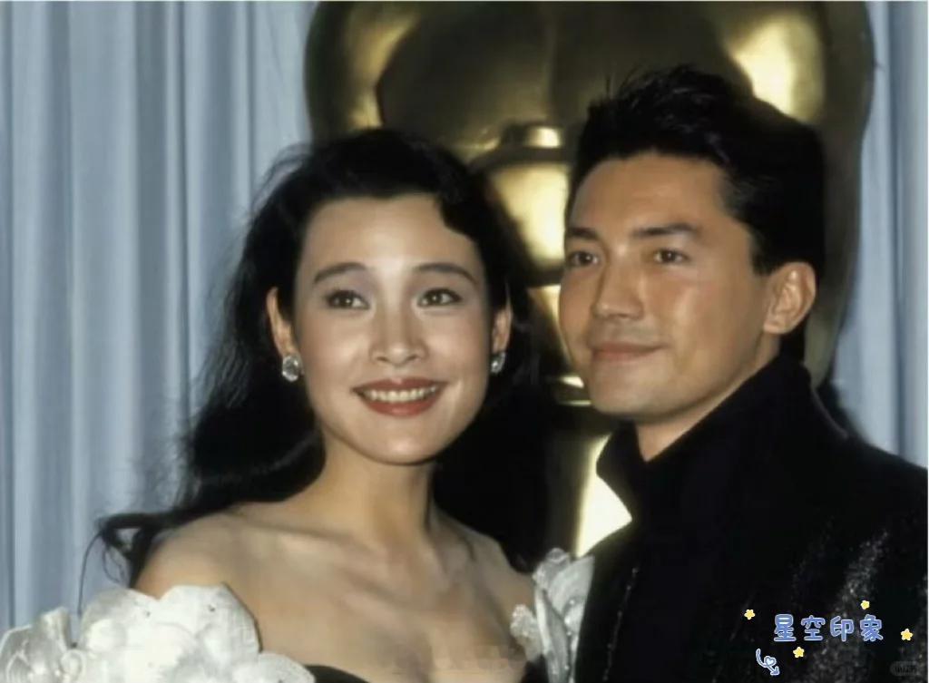 1988年，第60届奥斯卡颁奖典礼，陈冲和尊龙担任颁奖嘉宾时的照片，当时两人主演