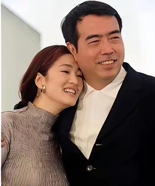 有点看不懂了，谋女郎靠在陈凯歌的怀里做什么？估计巩俐就是想借陈凯歌来气一下张艺谋