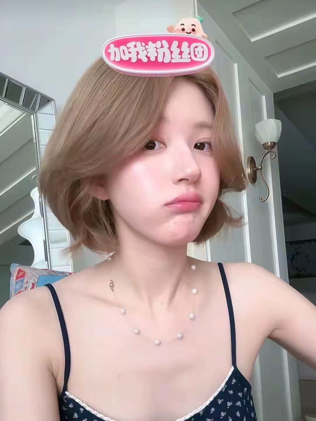 赵露思真是个奇迹，抑郁、手撕公司、直播发疯，归来仍是人气顶流 