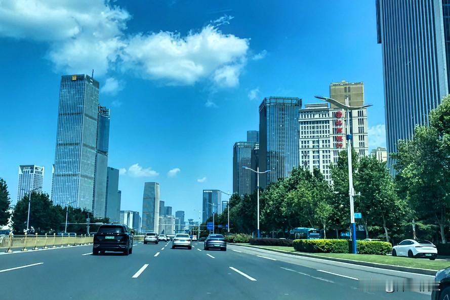 这几天的济南，经十路是最忙的时候了吧？

赶在中秋节前，走访的，外地车号也越来越