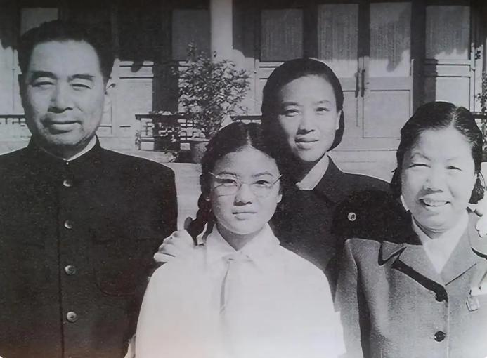 1960年，周总理出差回来，刚踏进西花厅的门，突然愣住了，随后皱起眉头大发雷霆，