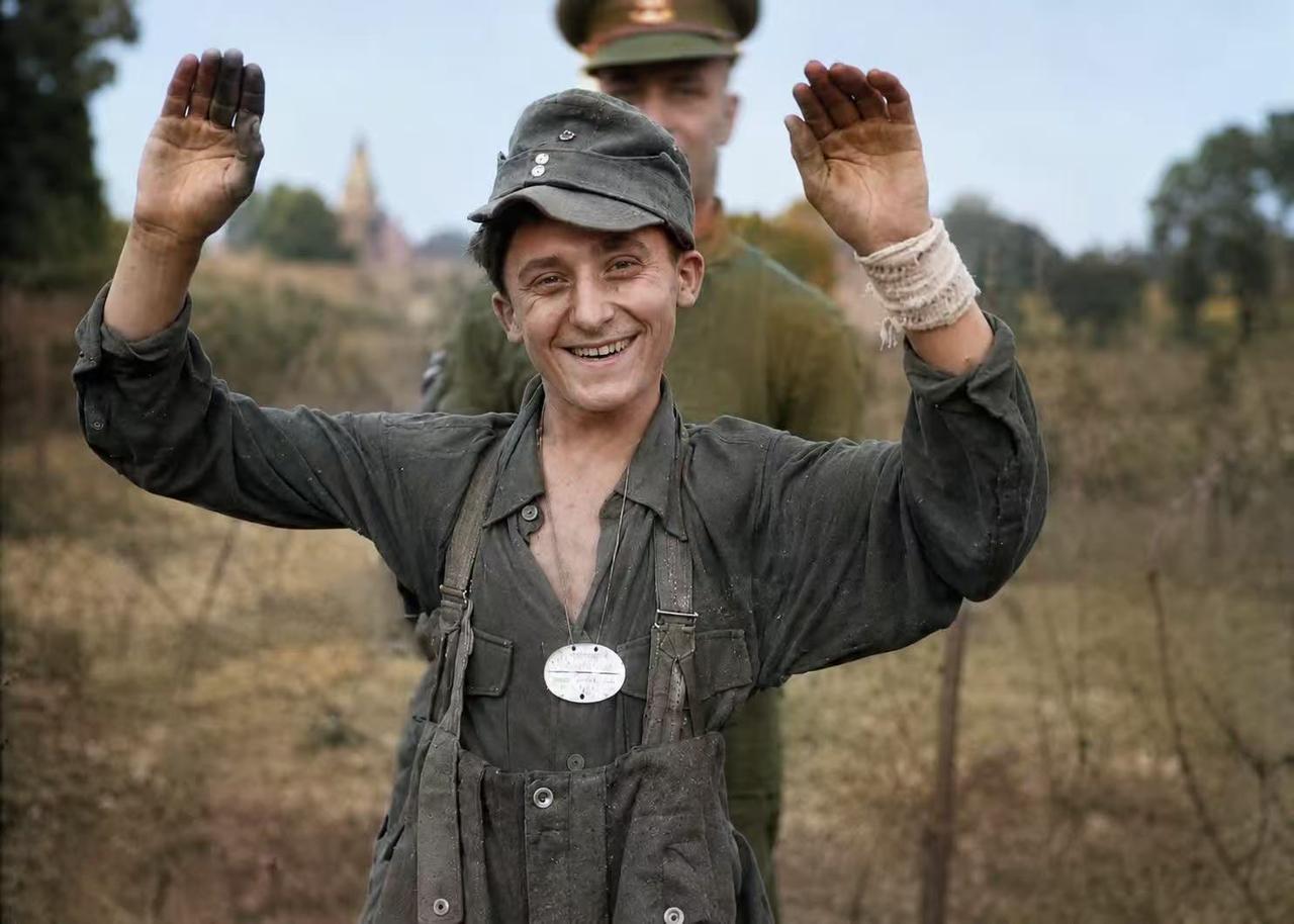 1944年，盟军诺曼底登陆后，法国卡恩，德军士兵正向盟军缴械投降！

看着，笑容