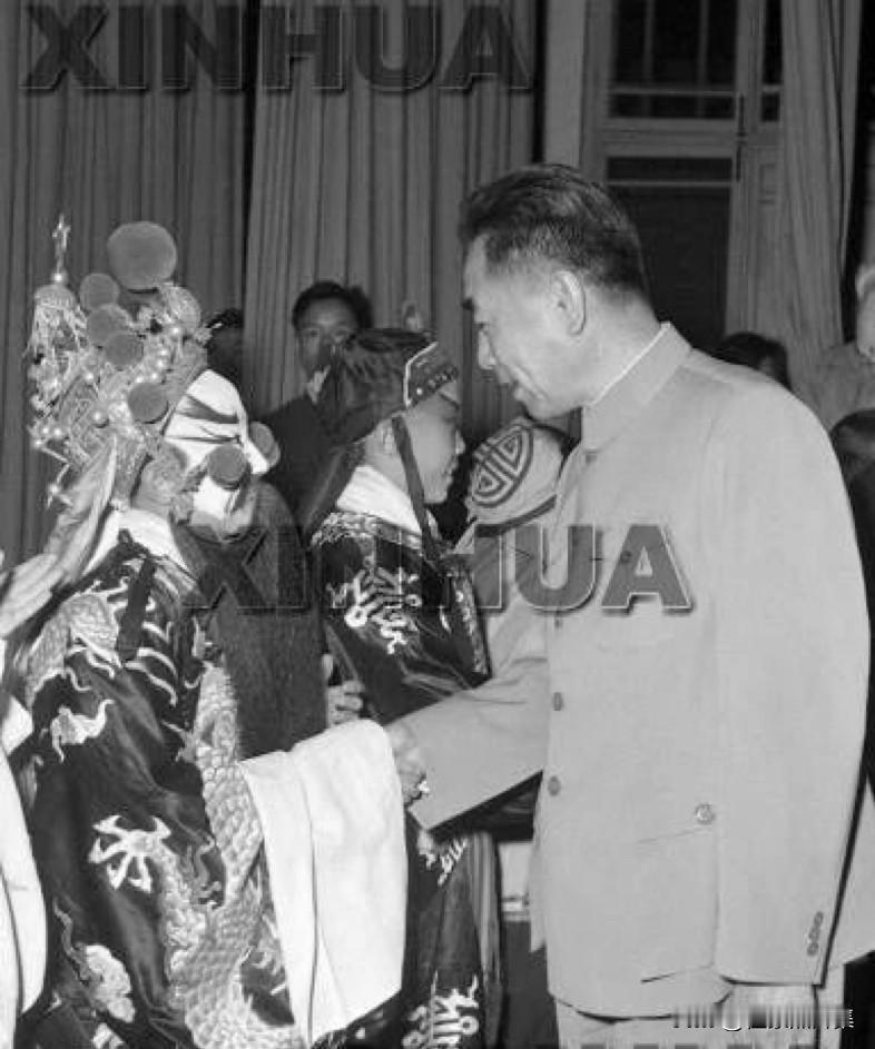【周总理历史上的今天——5月17日】
1959年5月17日晚，周恩来总理等人观看