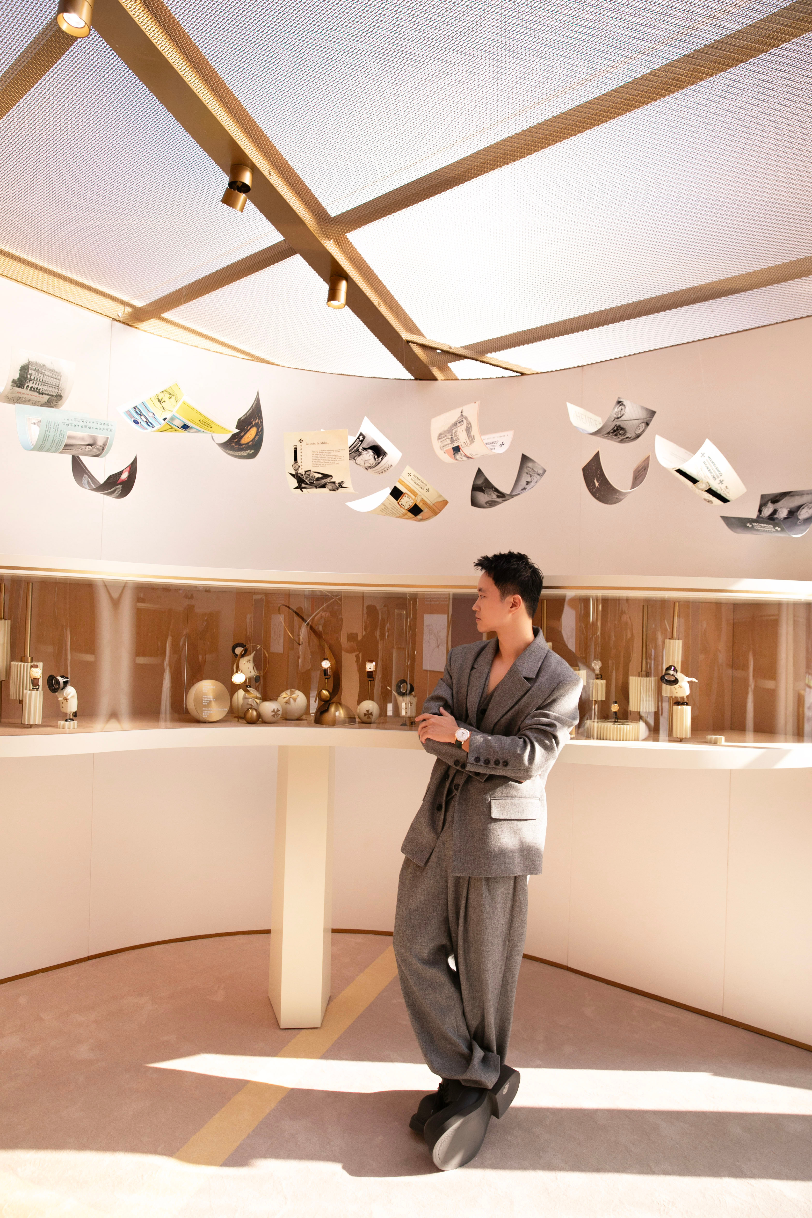 江诗丹顿“臻途”270周年限时体验空间走进展厅，首先映入眼帘的是“传奇源起”展区
