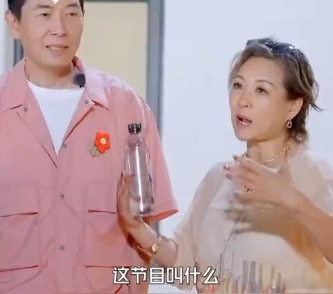 李静回应网友说她阿尔兹海默症 直播连麦时静姐念叨，之前有网友说她阿尔兹海默症，她