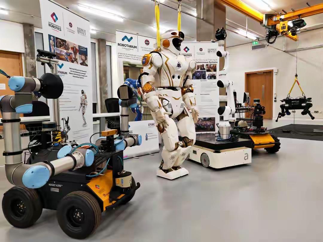 深圳宝安狂砸5000万抢人！AI机器人当政策嘴替 政企校组队放大招
 
深圳人才