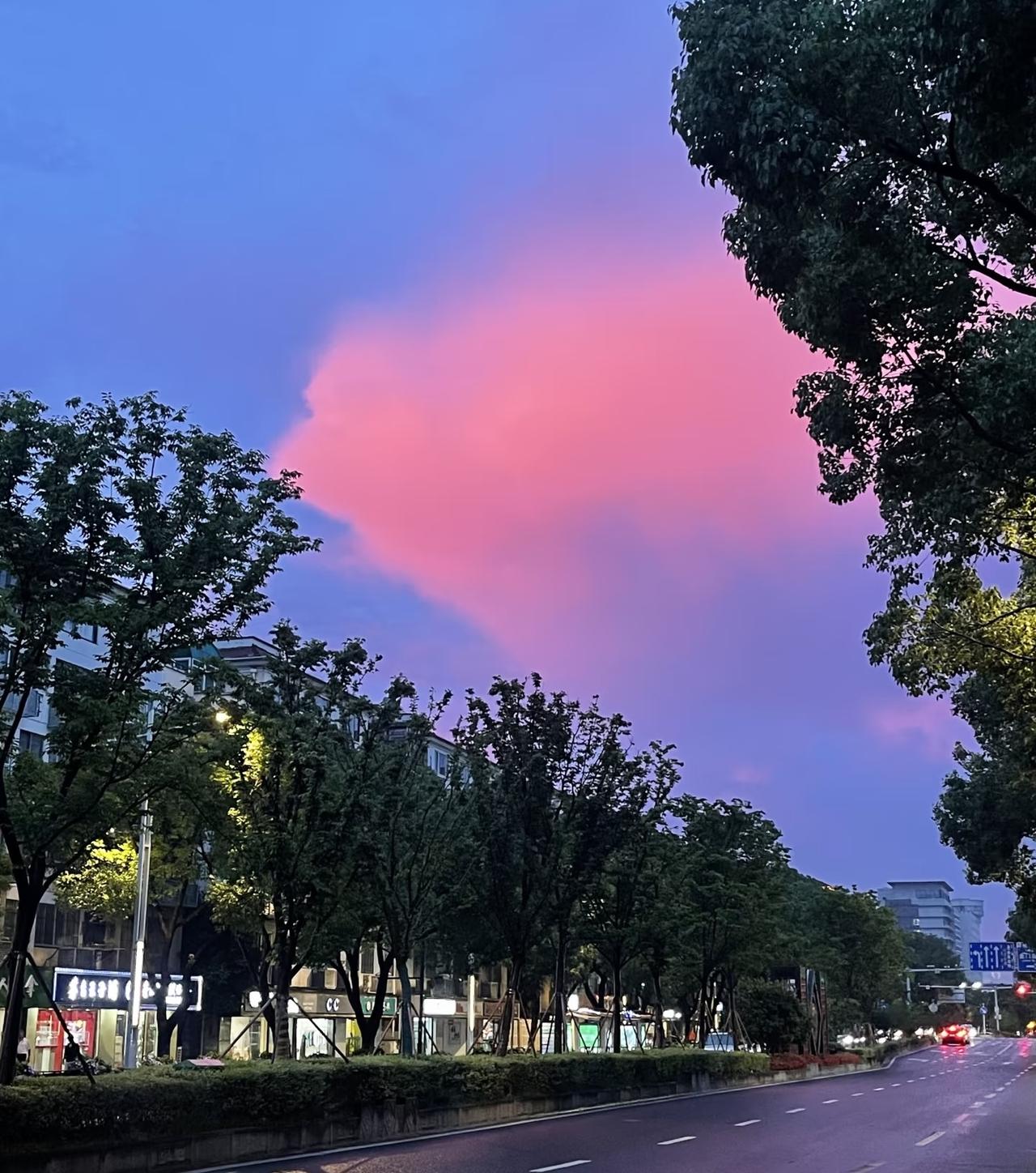 很多人对婚姻的理解，仅仅停留在搭伙凑合、将就度日，带着这种认知走进婚姻，很容易接