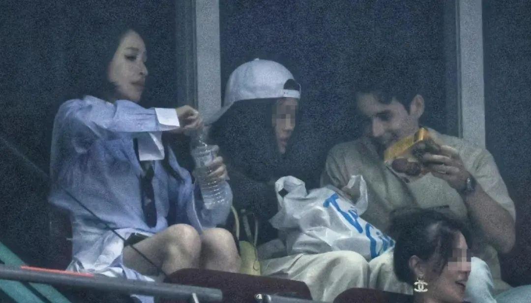 网传萧亚轩和1994年混血肌肉男恋爱了，跟神秘混血男性一起去看演唱会。
网传新男