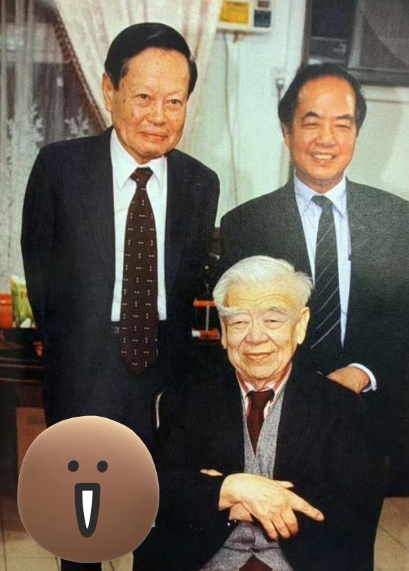 几十年不说话的两个人，居然为了一位老人站在了一起。这张照片定格在吴大猷先生的纪念