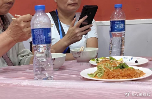 看看这俩老太太的早餐，咸菜就打这么多，能吃完吗？ ​​​