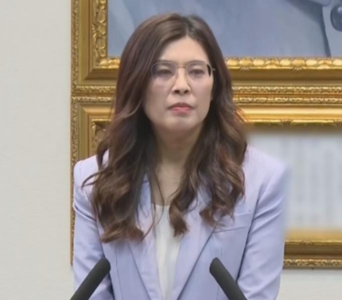 中国“奉陪到底”，台湾“奉送到底”！郑丽文在岛内高调发声，全世界只有中国敢和美国