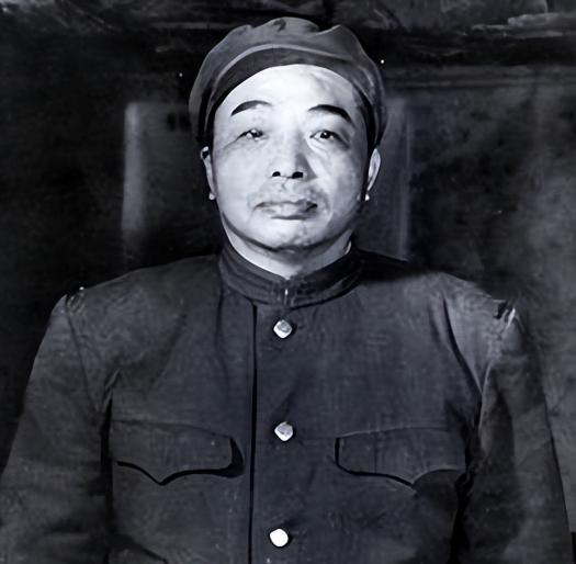 1959年众人四散逃离！唯独警卫誓死相随，十几年风雪见证最赤诚情义。

1950