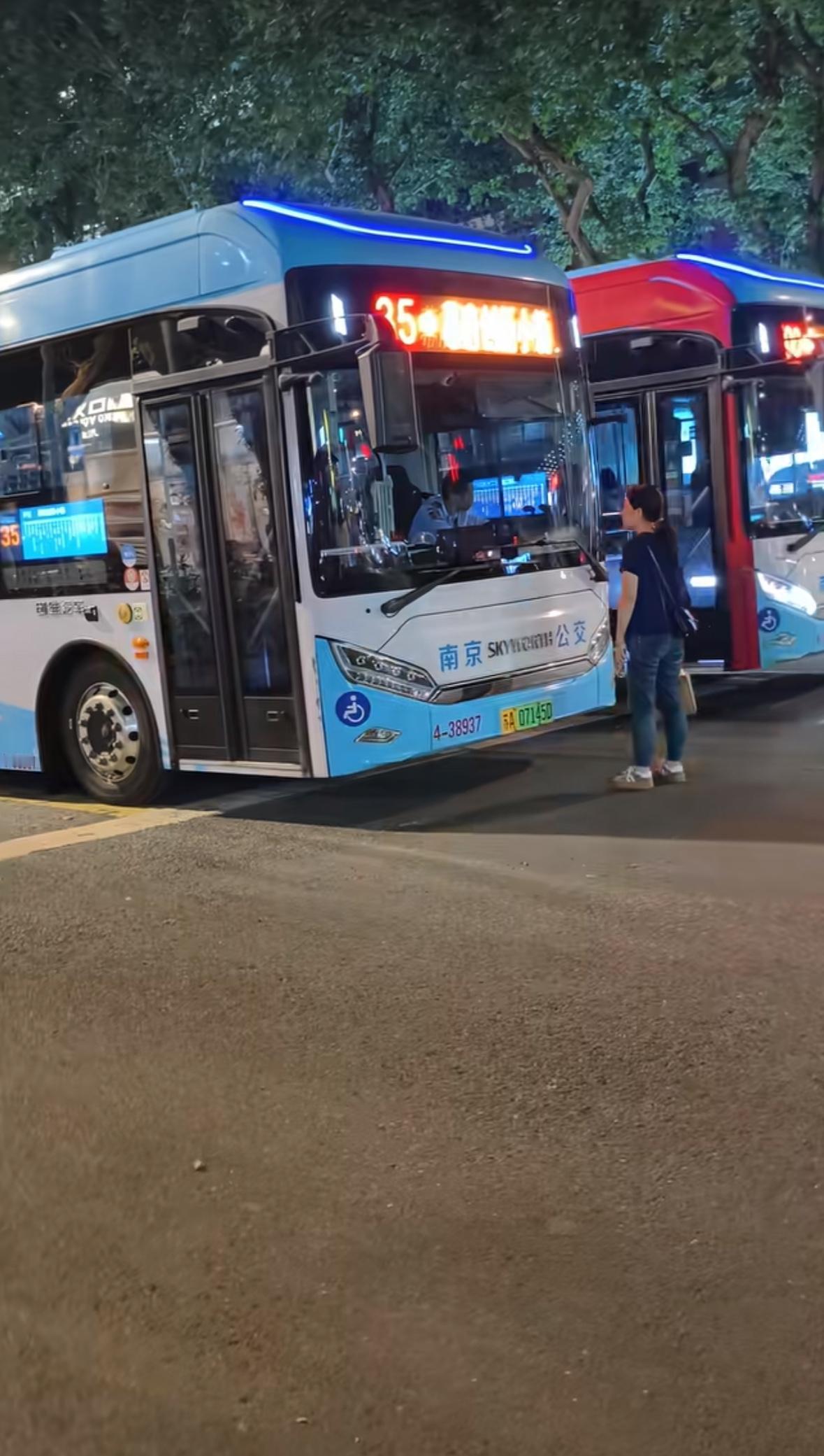 南京这女的是胆真大，居然站在公交车前拦车，原因居然是她没在站台赶上车，就趁公交车