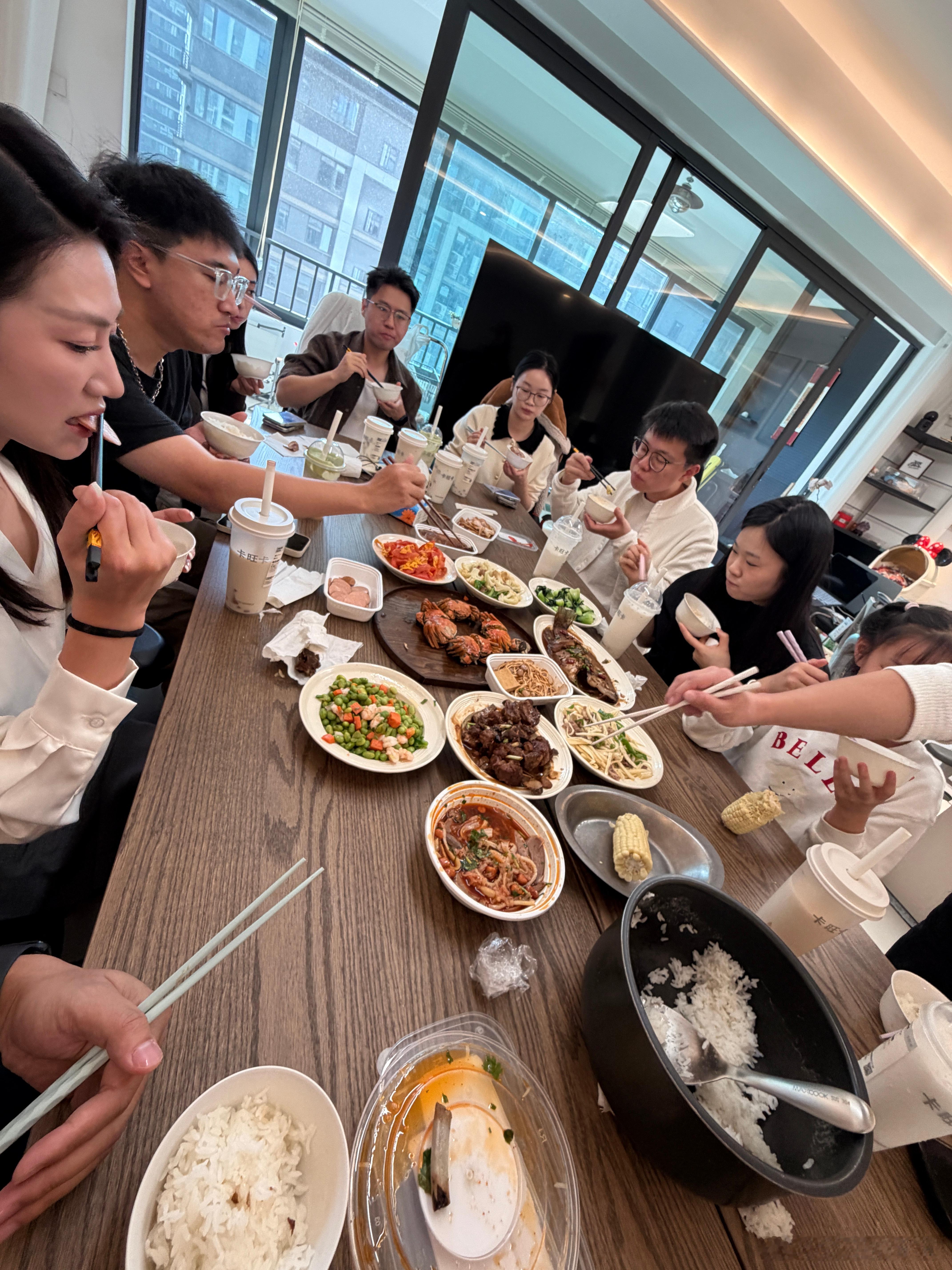 公司有食堂是好事，就是容易饿死一眨眼一锅饭就没了[微笑] ​​​