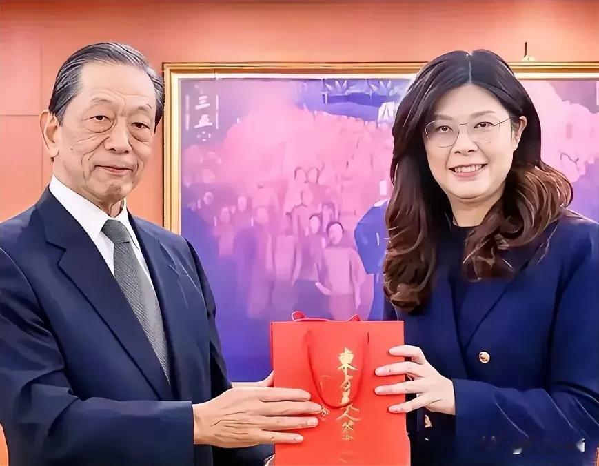 郑丽文见了不该见的人！
她居然见了日本右翼分子隅修三。
这个人是反华的急先锋，目