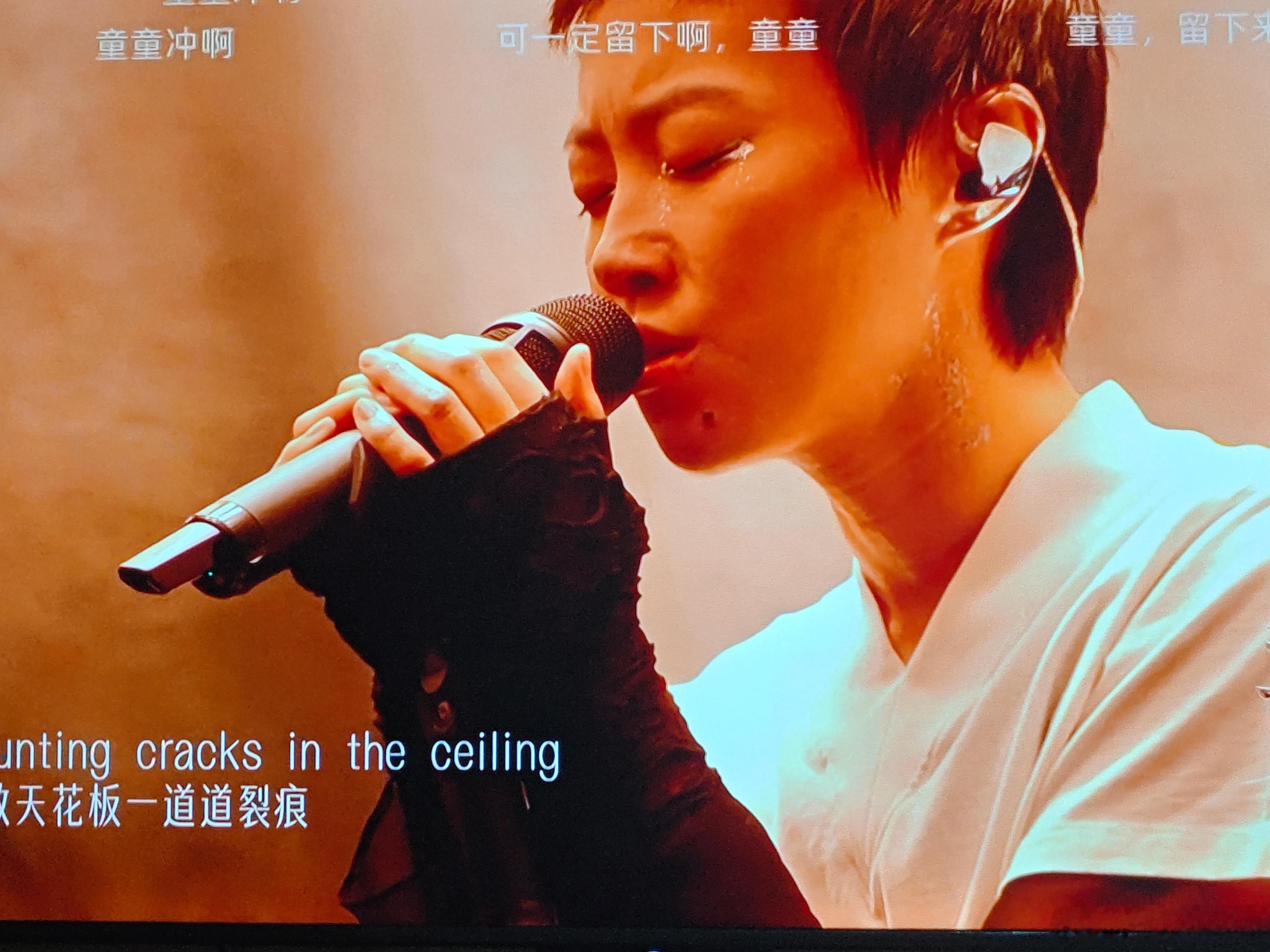 窦靖童终于唱自己的歌了，但还是那个味道。王菲的嗓音，窦唯的曲风，各种杂糅。用王菲