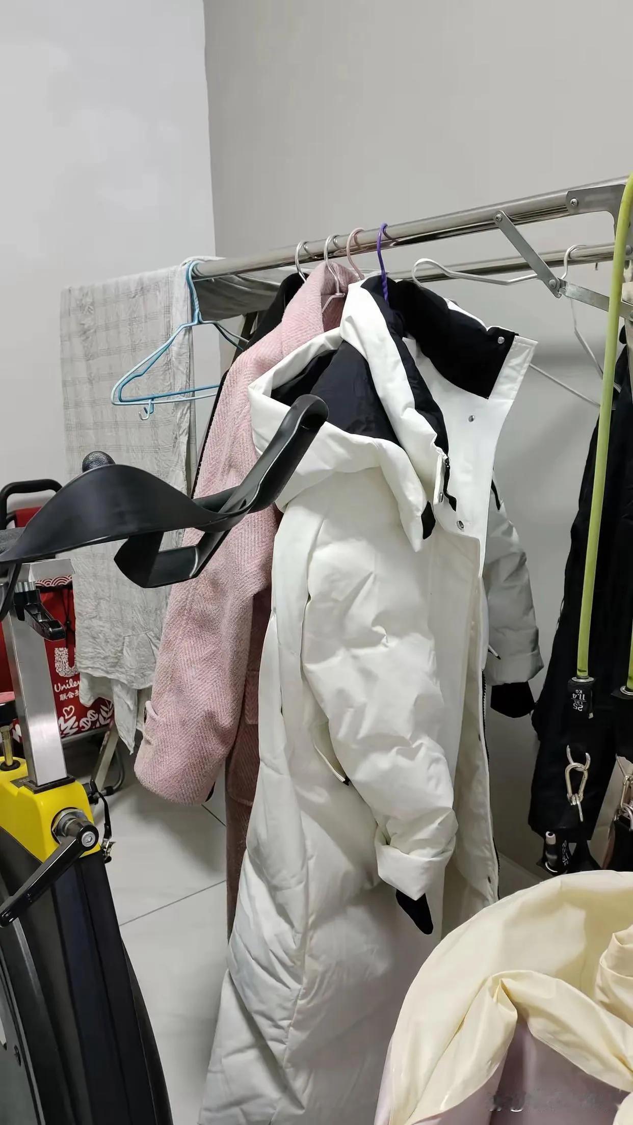 不是大家消费降级了，是资本家太坏了!本来想买一件羽绒服到波司登一问2980，我什