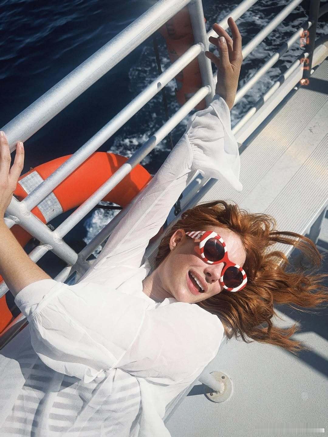 Emma Roberts艾玛罗伯茨晒新私照，躺上甲板晒太阳🛥️ ​​​